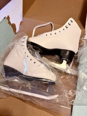 American Athletic Tricot Lined Ice Skates, Size 1